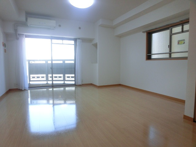 その他部屋・スペース　角部屋で明るい室内