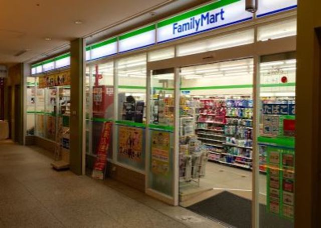 コンビニ　ファミリーマート愛宕グリーンヒルズ店（コンビニ）まで461m