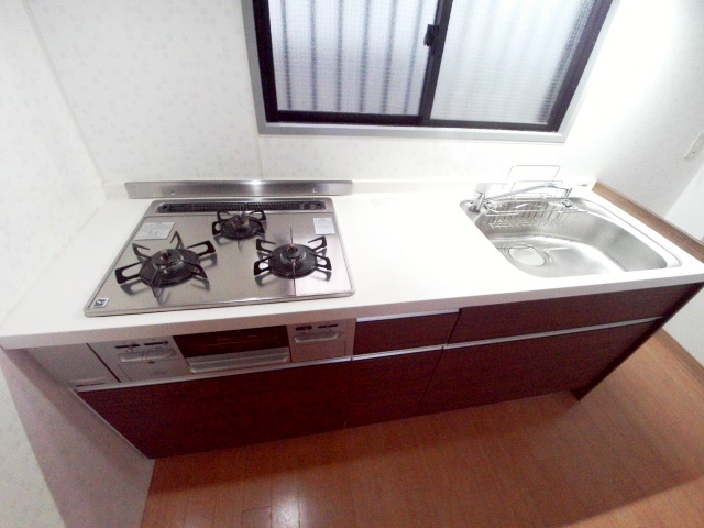 キッチン　新品の大型システムキッチンでお料理がラクラク