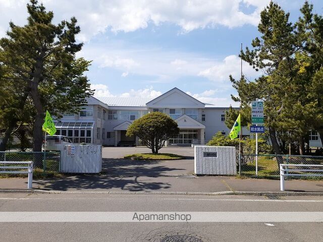 小学校　苫小牧市立錦岡小学校（小学校）まで850m