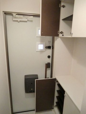 玄関　カウンタータイプのシューズＢＯＸ・嬉しいWロック