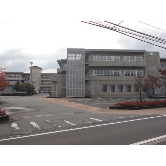 小学校　富山市立鵜坂小学校（小学校）まで651m