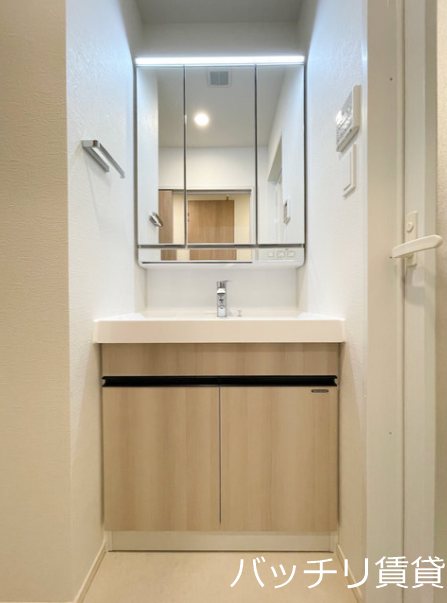 洗面設備　別号室写真の為現況を優先致します。