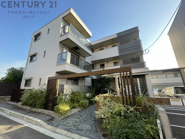 建物外観　オートロックで外部の人間が簡単に出入りできないため安心です。