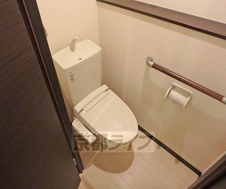 トイレ　ウォシュレット付き清潔感のあるトイレです
