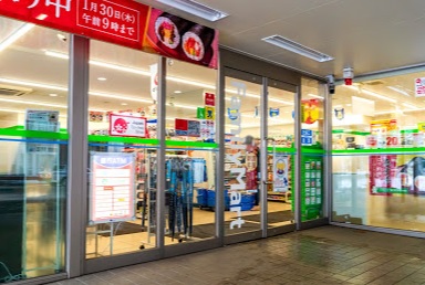 コンビニ　ファミリーマート札幌北6条西7丁目店（コンビニ）まで406m