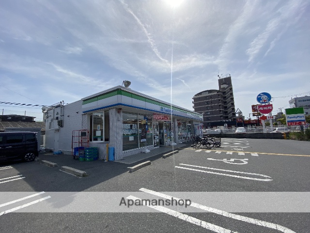 コンビニ　ファミリーマート（コンビニ）まで744m