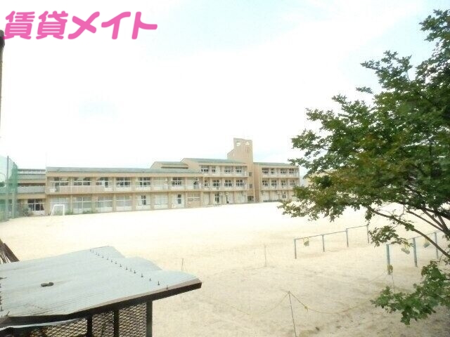 小学校　いなべ市立三里小学校（小学校）まで918m