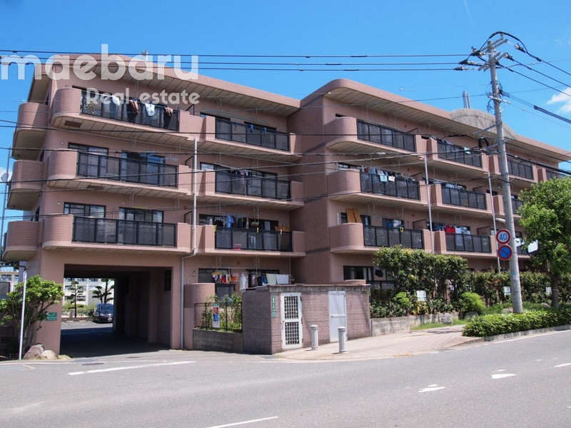 建物外観　通学に便利なマンションタイプの３LDKです。
