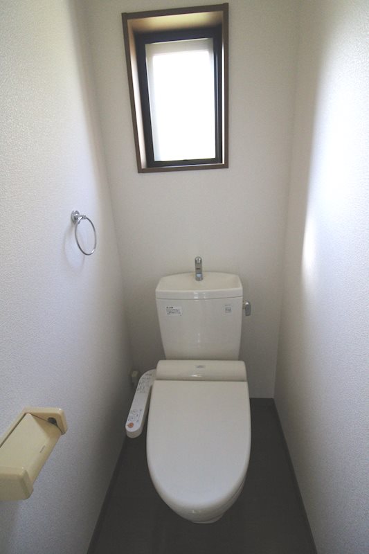 トイレ　ウォシュレット、窓があるので十分に換気ができます。