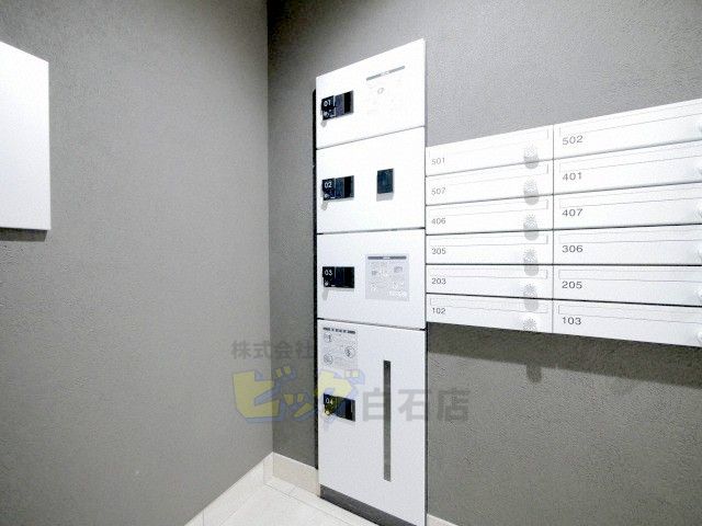 エントランス　留守中でも荷物が受け取れて便利な宅配ＢＯＸ完備しています♪