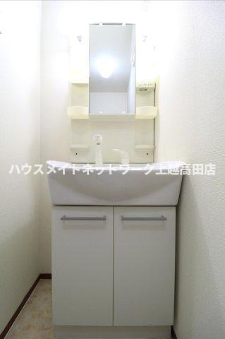 洗面設備　洗髪洗面化粧台（同室タイプ１０５号室の画像を掲載）