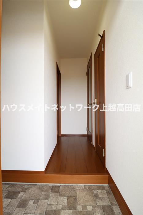 玄関　玄関（同室タイプ１０５号室の画像を掲載）