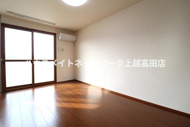 居室・リビング　ＬＤＫ（同室タイプ１０５号室の画像を掲載）