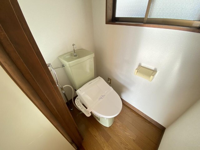トイレ　同物件別室の写真です。