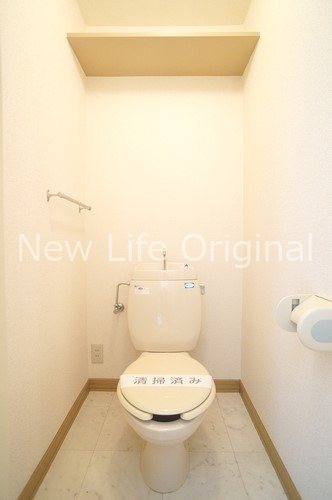 トイレ　収納棚があり、トイレットペーパーなどの収納にも便利です☆