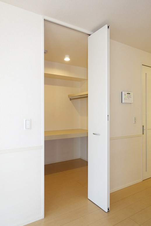収納　収納力のあるウォークインクローゼットでお部屋すっきり◎