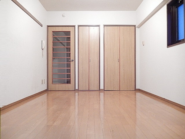 居室・リビング　8号室の画像参照