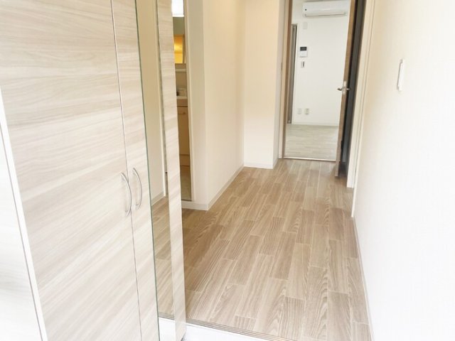 玄関　同物件別号室の写真です。