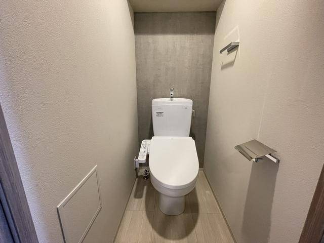 トイレ　シャワー付きトイレです。