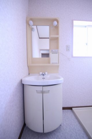 洗面設備　脱衣所に窓がありますので換気○