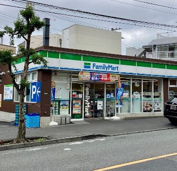 コンビニ　ファミリーマート目黒本町三丁目店（コンビニ）まで327m