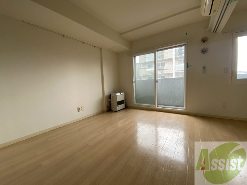居室・リビング　木目のフローリングは落ち着きのある印象のお部屋になりますね。