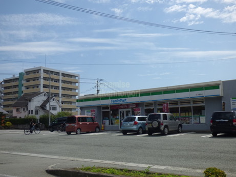 コンビニ　ファミリーマート大津室店（コンビニ）まで611m