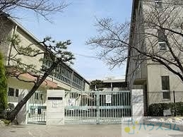 小学校　茨木市立三島小学校（小学校）まで728m