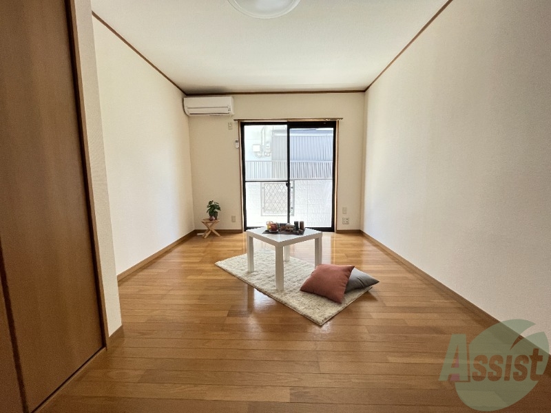 居室・リビング　陽の光が差し込む明るいお部屋は気持がいいですね～