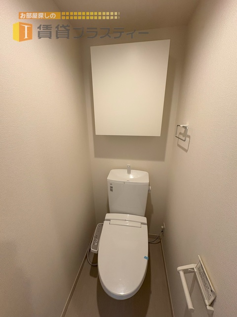トイレ　嬉しい収納棚付き