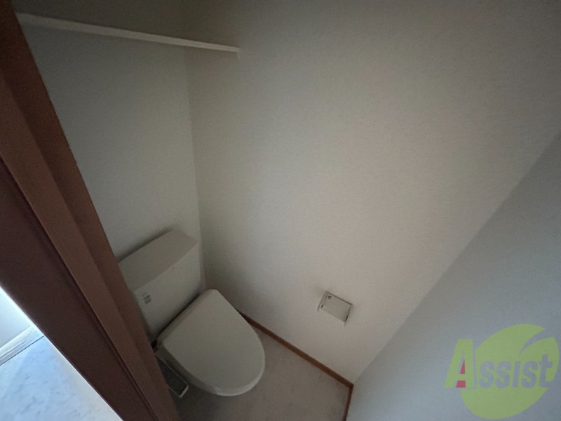 トイレ　トイレになります。温水洗浄がついているので快適ですね。