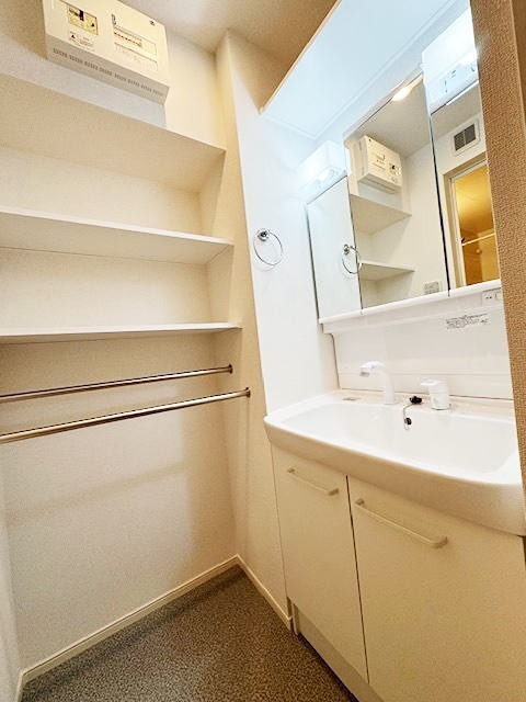 洗面設備　洗髪洗面化粧台です。
