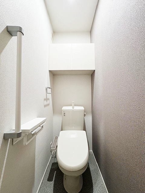 トイレ　温水洗浄便座です。