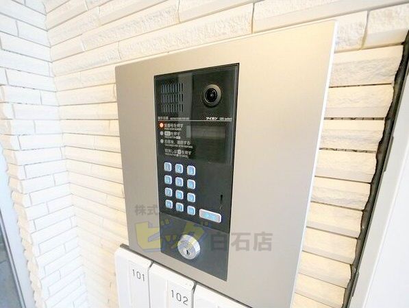エントランス　防犯対策で安全なＴＶモニターホン付きです♪
