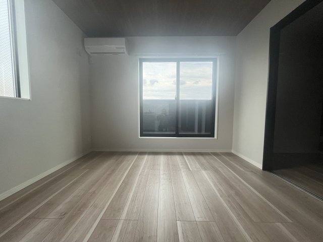 朝の春風とふんわりしっぽの居間写真