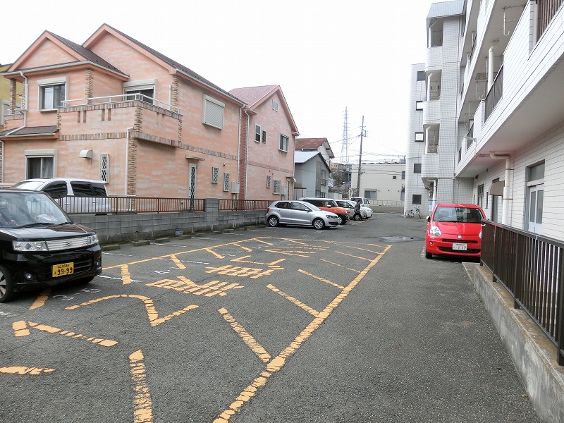 駐車場　※前回募集時の写真です。敷地内駐車場は月額９，０００円でご利