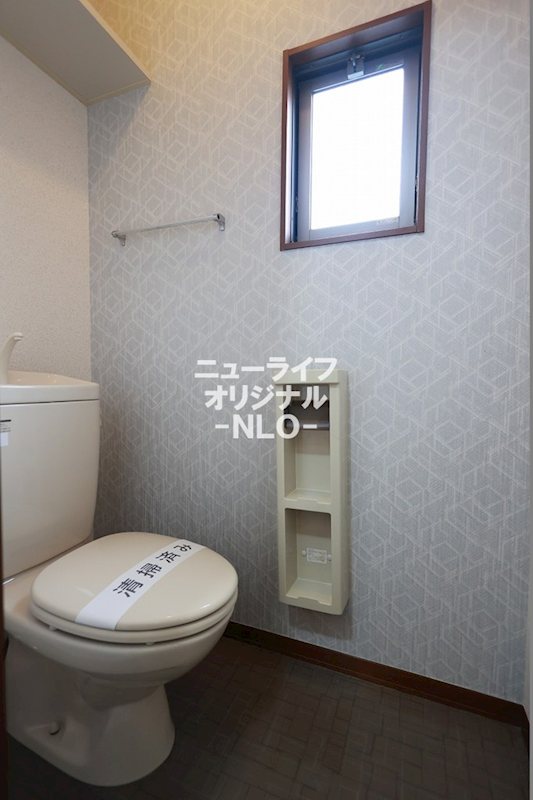 トイレ　小窓付きで清潔感のあるトイレです☆