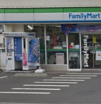 コンビニ　ファミリーマート（コンビニ）まで130m