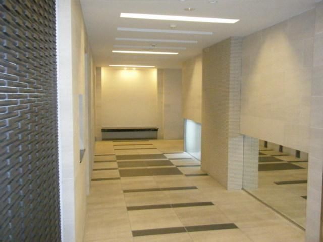 その他共有部分　★キレイで広いエントランス★
