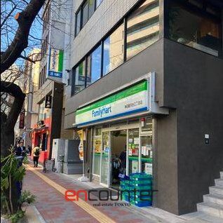 コンビニ　ファミリーマート神田駿河台三丁目店（コンビニ）まで100m