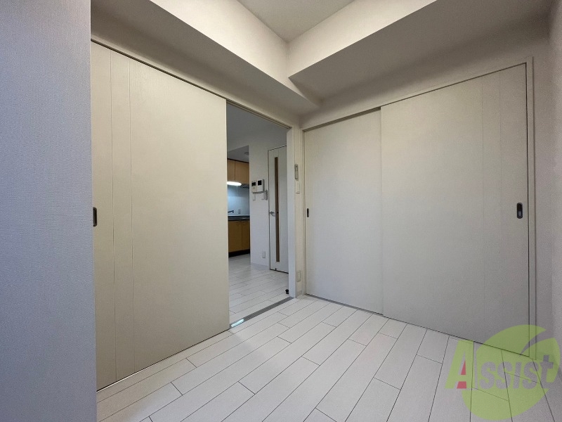 その他部屋・スペース　寝室はこちらです。光が差し込む、温かみのあるお部屋です。