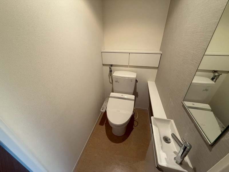 トイレ　こちらはトイレです。清潔感があり、安心して使用できます。