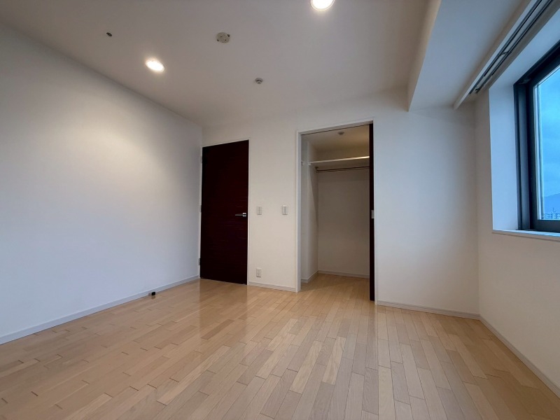 その他部屋・スペース　寝室はこちらです。光が差し込む、温かみのあるお部屋です。