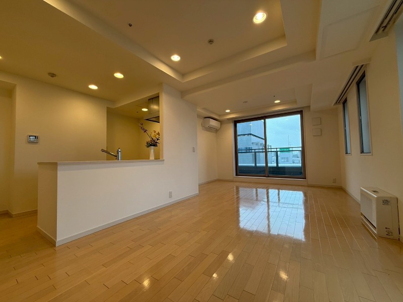 居室・リビング　広くてキレイなお部屋が広がっていて、充実した生活が送れそう。