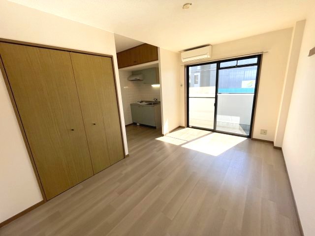 居室・リビング　同物件別部屋写真です