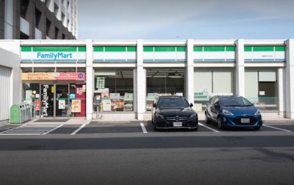 コンビニ　ファミリーマート港南四丁目店（コンビニ）まで510m