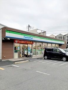 コンビニ　ファミリーマート（コンビニ）まで114m