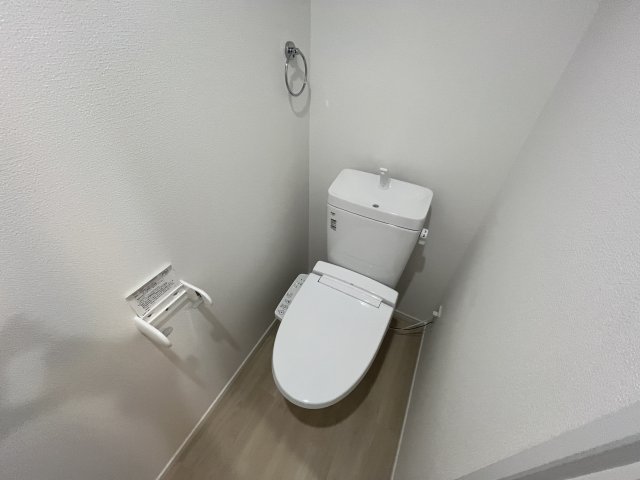 トイレ　落ち着いた色調のトイレです