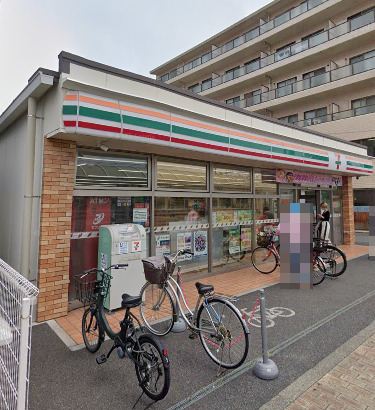 コンビニ　セブンイレブン（コンビニ）まで379m